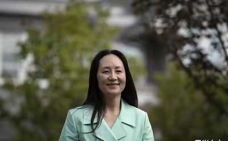 加菲猫说时尚|孟晚舟穿鸿星尔克出庭太给力!罕穿超短裙豆腐腿超嫩,腿粗的厉害