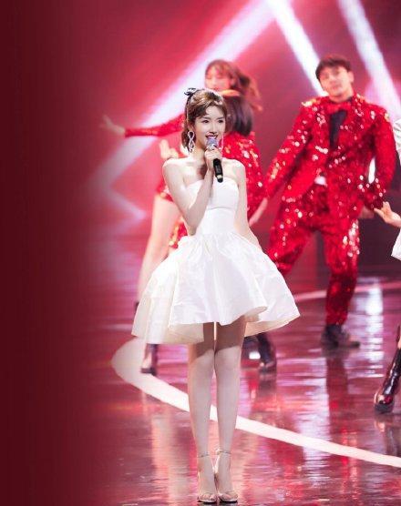 毛晓彤|高马尾+抹胸晚礼裙,毛晓彤这套造型很可爱俏皮,化身甜美公主!