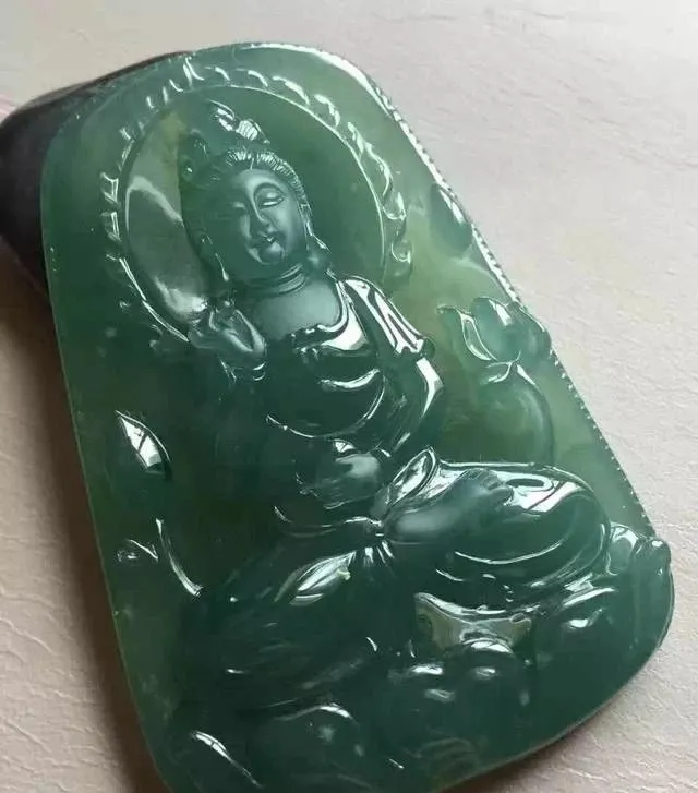 银行|知道玩翡翠需要注意的是些什么吗？