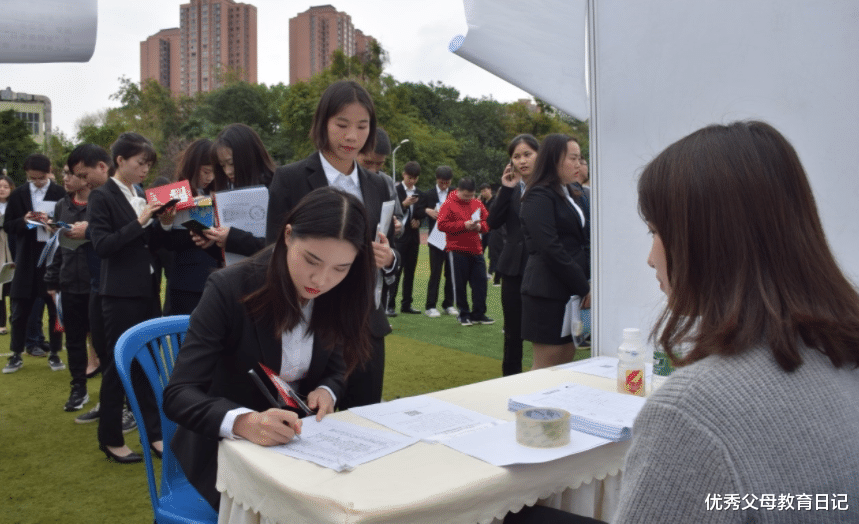 |北大研究生面试遭拒，面试官：实在抱歉，我们只看“第一学历”
