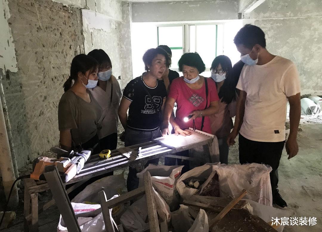 50岁阿姨太让人佩服，自己改造新家，场面很温馨，活出想要的样子