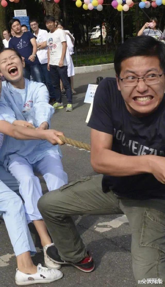 时光了了说说|“清晨在山上遇到这样的一幕，这是干什么呢？”哈哈哈我该怎么办啊？