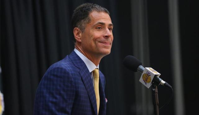 湖人队|只差官宣!场均17+13内线神塔将驰援湖人,网友:篮网GG了