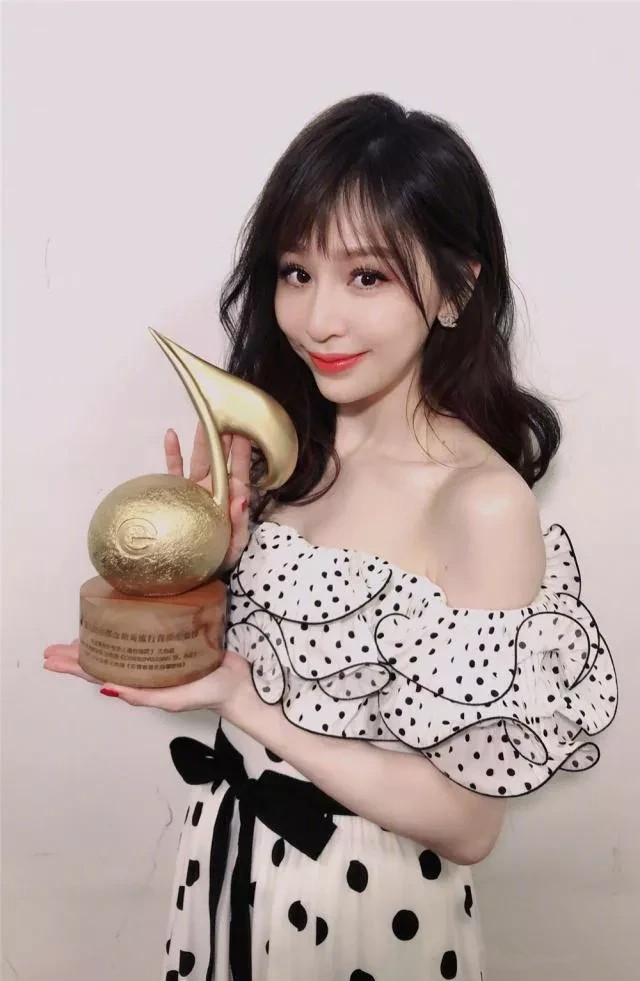 全球时尚号|“甜心教主”王心凌难得露面,穿拼色短衫显甜美,锁骨太“秀”