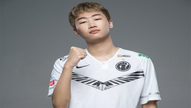 ig|继Theshy后宝蓝也加盟新战队，S8夺冠5人组去了4个队，宁王成IG待遇最惨选手！