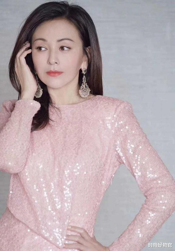 杨幂|50岁“雪姨”太任性，穿芭比粉装嫩意外显露好身材，网友：真美