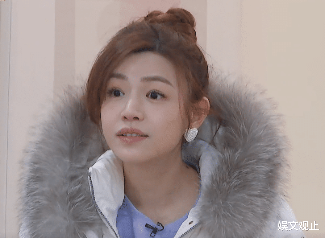 发型|陈妍希太敢了，斜刘海高丸子头，这“千禧年”造型一般人没法驾驭