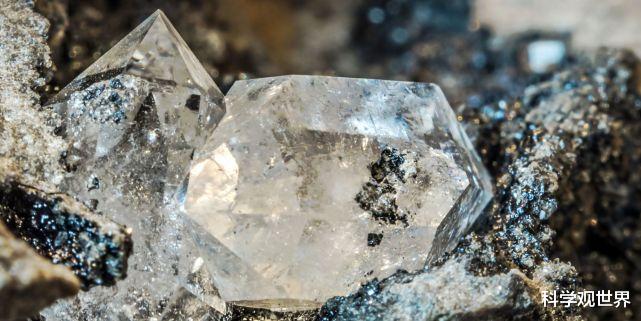 钻石 钻石的主要成分是碳，那么利用打火机能把钻石点燃吗？