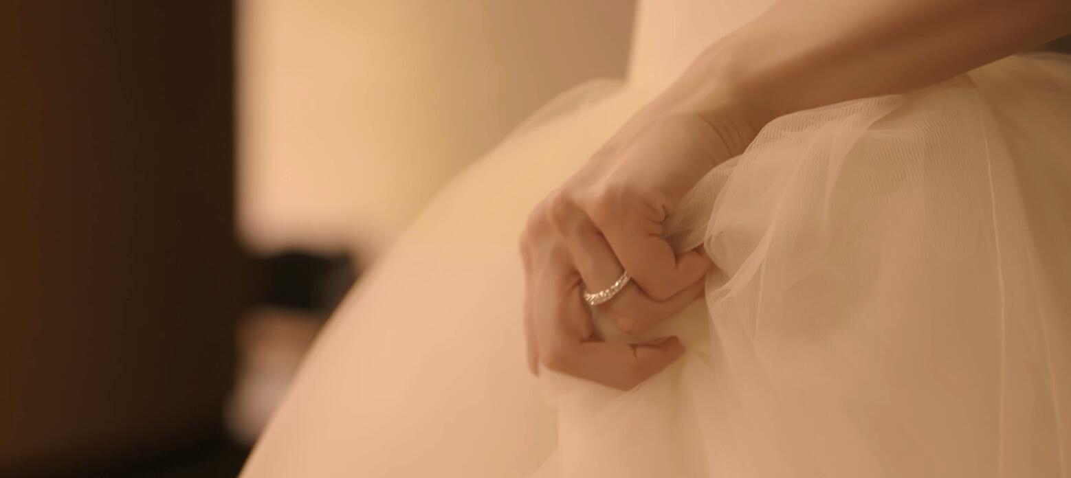 方脸妹说时尚|吉娜穿旗袍曲线迷人,满身刺绣显高贵,怪不得郎朗肯送DR钻戒