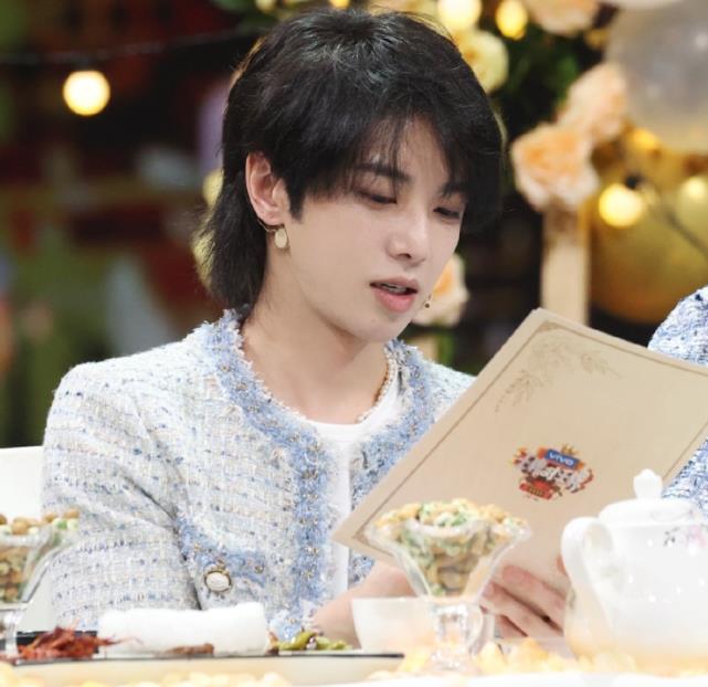 华晨宇|华晨宇模仿王一博穿女装，当爸后反而“娘化”，这算什么男子汉