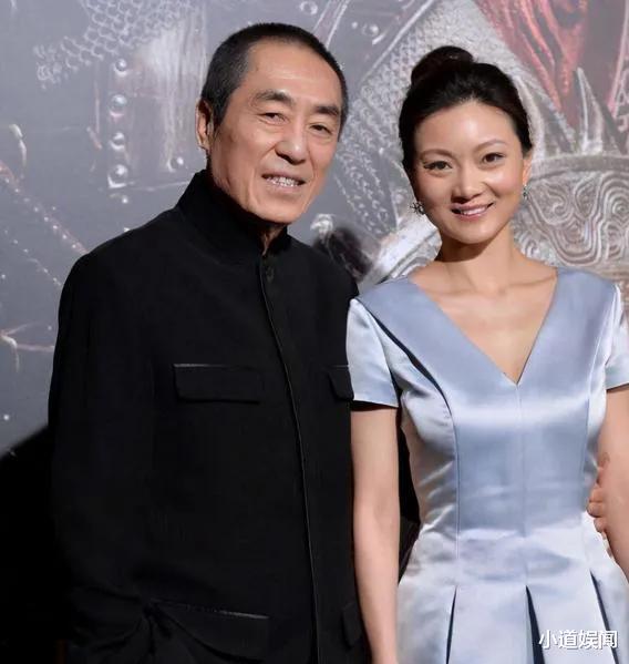 张艺谋|张艺谋为小女儿庆生，父女相差56岁，一家三口同框像三代人！