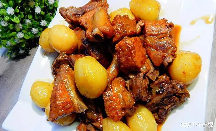 土豆 既好吃又可以美容的菜，猪蹄烧土豆，不油腻味道还香