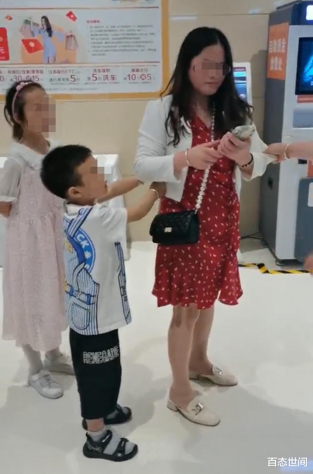 江苏省 江苏女子带年幼儿女在商场围堵第三者，小男孩毫不怯场给妈妈助阵