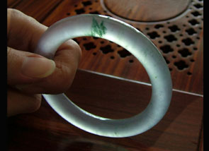 翡翠手镯|七位数的翡翠手镯为何绑着几分钱的红绳？