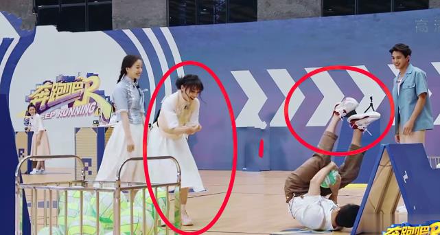 王宝强|李晨摔倒，脚翘起那刻差点将宋雨琦裙子撩开，女方救场过于机智