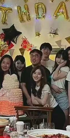 时尚风行派 刘强东真会养妻！章泽天穿黑白装依旧美成焦点，甜美笑容美过巅峰