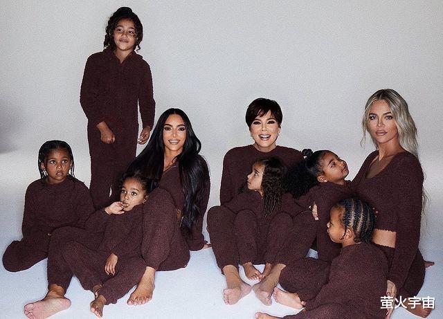 金·卡戴珊|金·卡戴珊晒全家福，3岁芝加哥越发出众，鲜肉男友未被允许见孩子