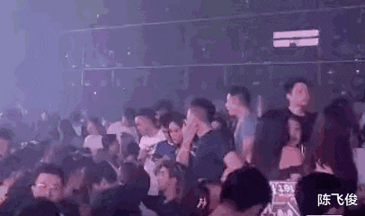 陈飞俊|奚梦瑶如今怀着二胎，何猷君抽空陪妹妹去酒吧玩，主动与现场美女保持距离