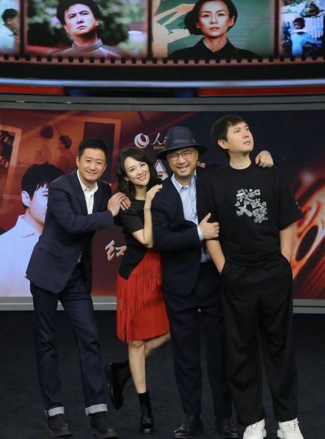 时尚风行派 大咖导演罕见同框！章子怡扎朝天辫好少女，就连吴京都忍不住摆弄