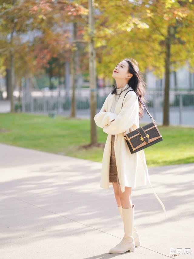 鱼司辰 初冬的正确打开方式，大衣+靴子才是王炸组合，简直太保暖