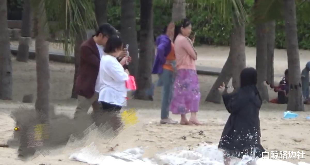 王诗龄|王岳伦携女儿到三亚度假！勾肩搭背感情好，王诗龄用沙子埋爸爸脚