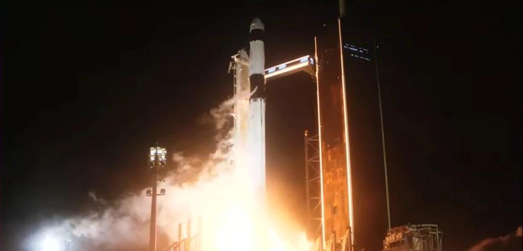 对接成功,SpaceX新“龙”号太空船提前半小时将宇航员送到空间站