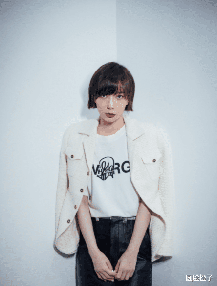 星星说|王珞丹不算美艳但很有气质，红色西装配高领毛衣，短发干净又利索