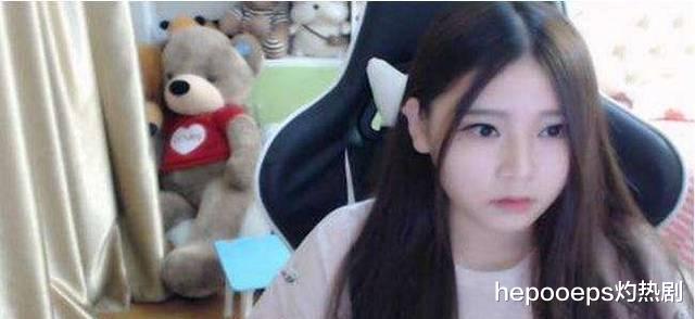 一条小团团|一条小团团直播时口罩意外脱落，素颜出镜真实颜值暴露无遗，竟意外撞脸萌面酥