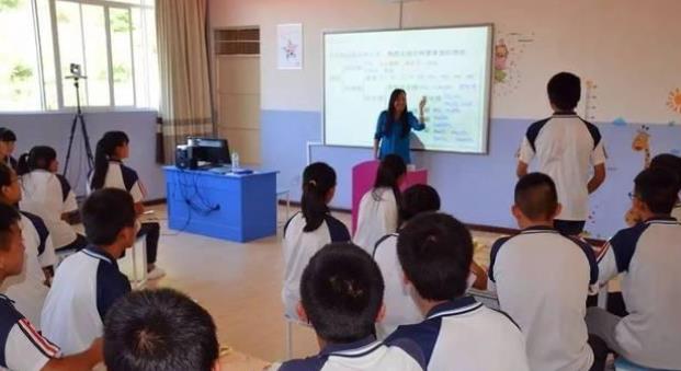 吴洪娜聊说育儿|女教师穿“人体器官服”上课，学生尴尬无比，家长质疑：用意何在