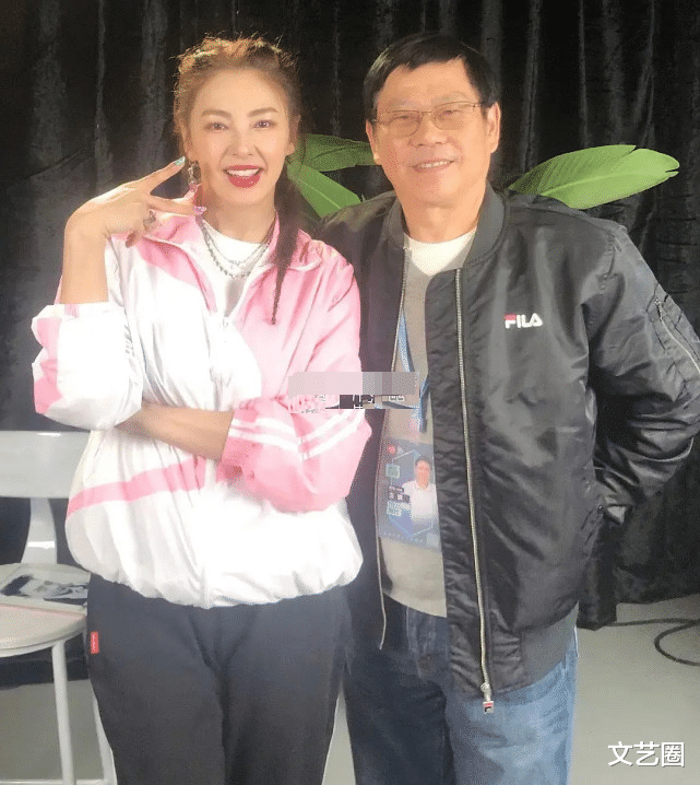 迪丽热巴|26位当红女星未修图曝光，与同一位工作人员合影，热巴惊艳赵丽颖温柔