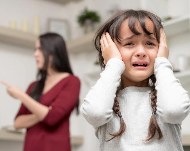 欣妈育儿经|这种不打不骂的“冷暴力”育儿方法，正在悄悄腐蚀亲子关系！