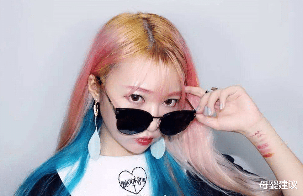 母婴建议|上初中后，女生觉得自己很“美”的举动，老师和男同学都很反感