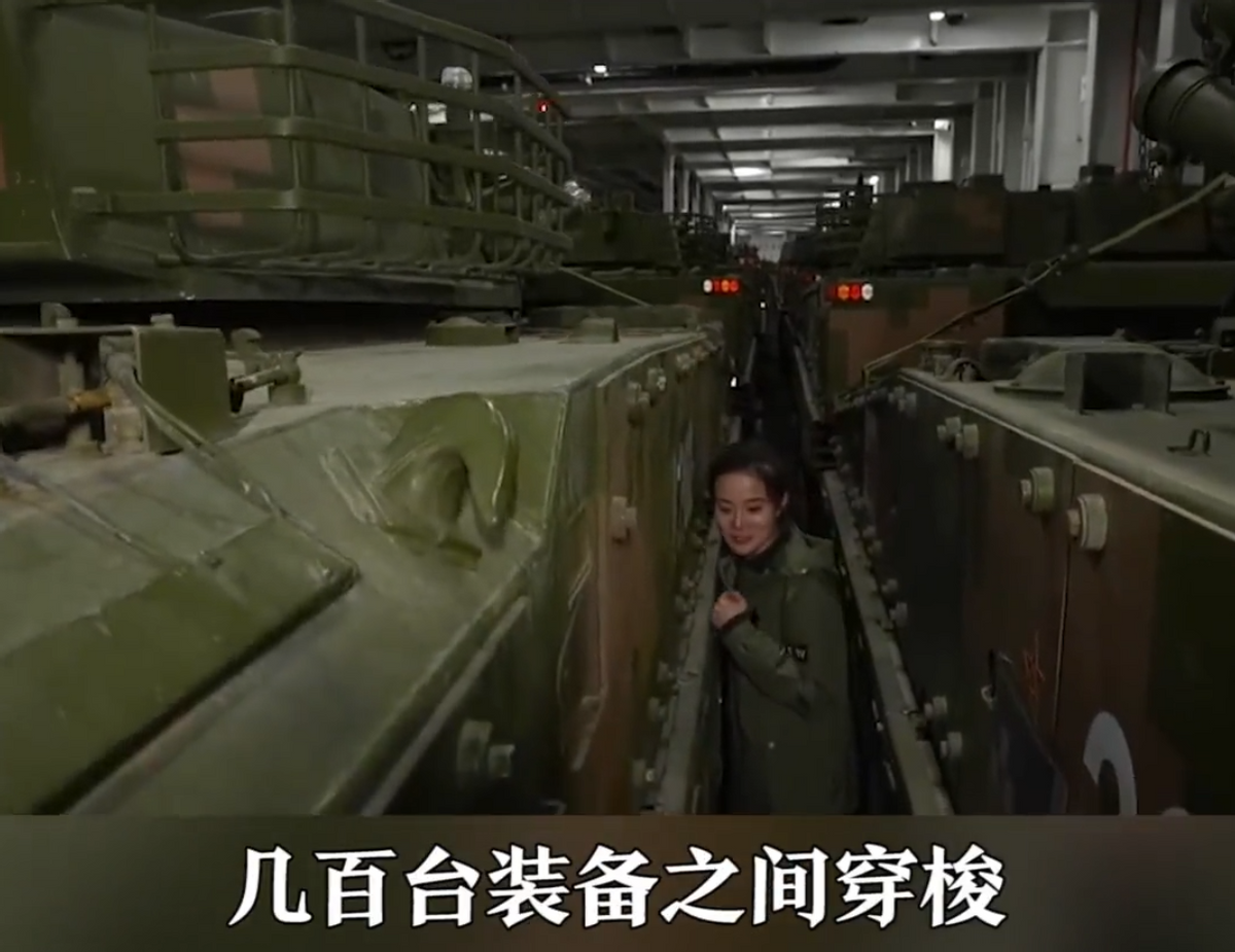 两栖登陆舰|我军动用4万吨级客滚船转运几百台装备！谁敢说我们投送能力差？