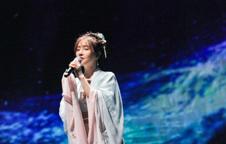 冯提莫|冯提莫音乐素养肉眼可见飞速提高，专业风格独树一帜，歌声有特色