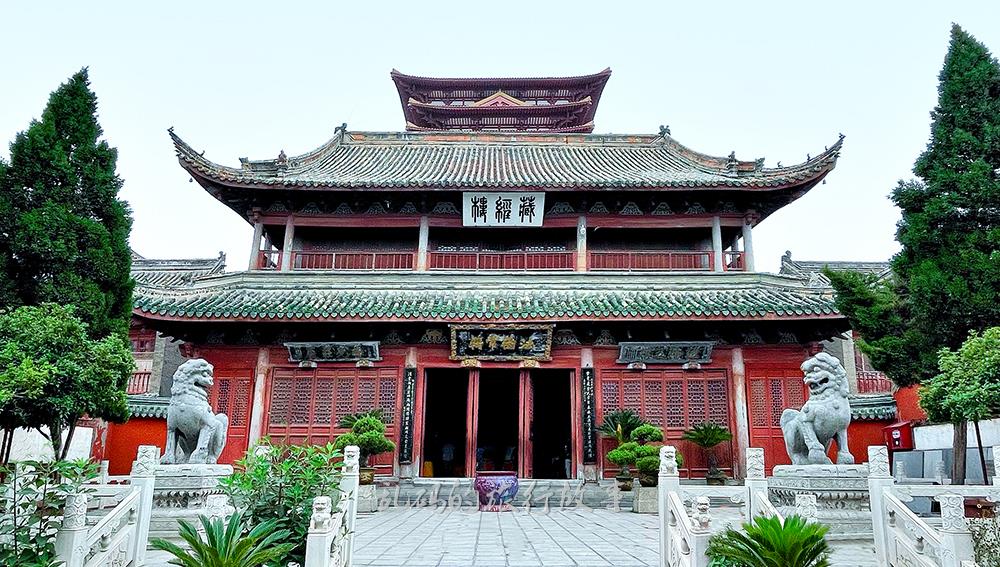长脖子爸比说|河南这座寺庙因鲁智深闻名,全国唯一四面观音木雕,耗时58年雕成