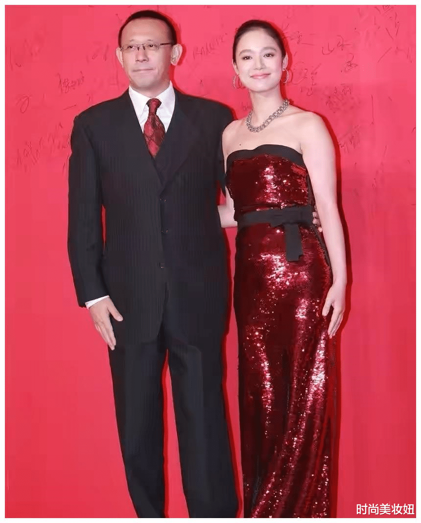 时尚美妆妞|周韵是真正的“骨相美人”，穿白衬衫配西裤，简约又高级大气