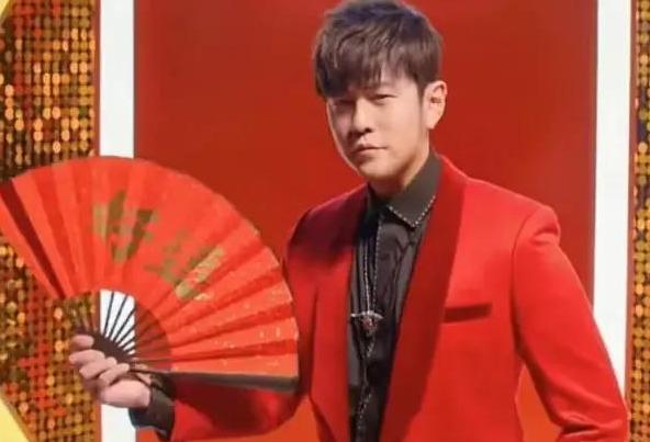 周杰伦|周杰伦重回颜值巅峰，瘦身成功，网友：果然明星都是胖着玩的