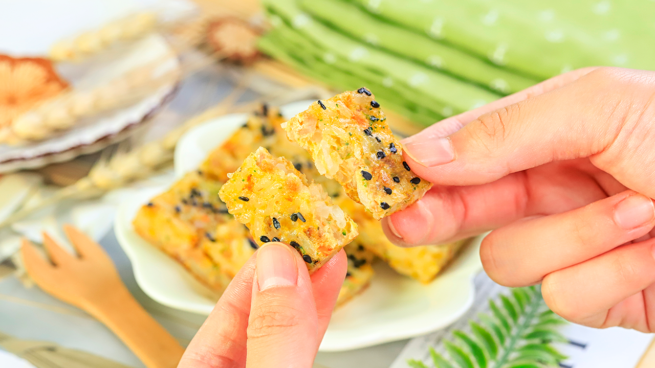 宝宝辅食微课堂|比寿司简单，比饭团好吃，一拌一煎香绝了，还能补锌补维C！