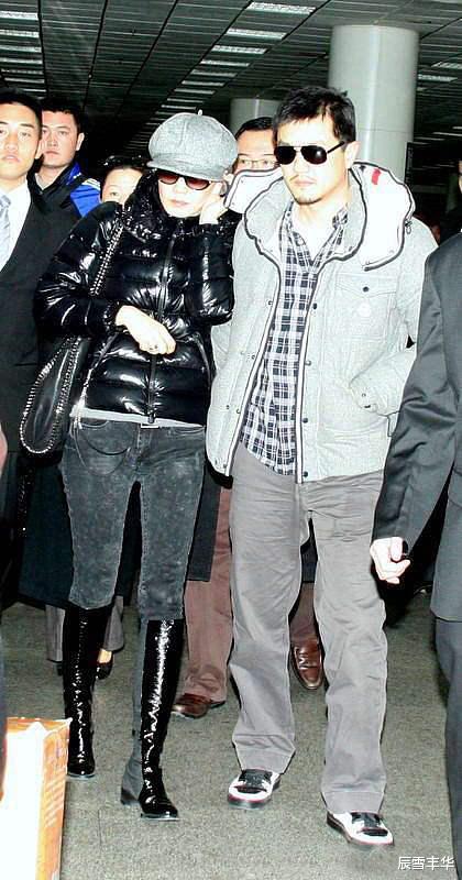 辰雪丰华 王菲私下打扮得好随意，穿一条灯笼裤就出门，松松垮垮却很时髦