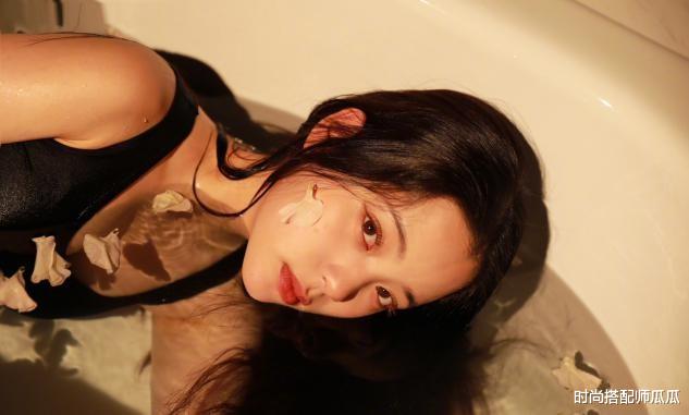 时尚搭配师瓜瓜|被欧阳娜娜最新大片惊艳了！黑长直+露肩杀又纯又欲，氛围感十足