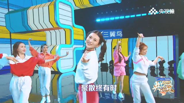 央视|你绝没看过的央视九位美女主持集体穿旗袍唱《潇洒走一回》