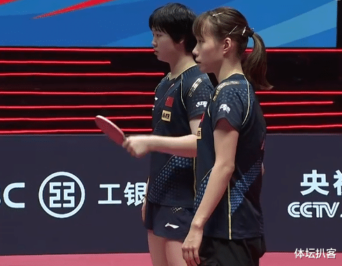 刘诗雯|3-0！陈梦故意让分不打11-0，主动给刘诗雯递毛巾，两人搭档进决赛