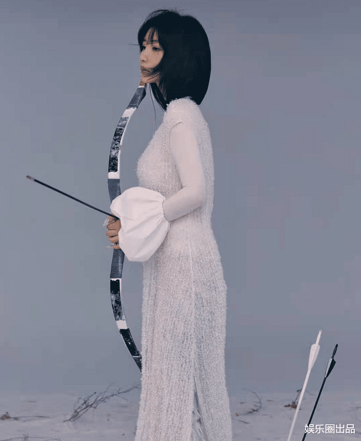 柳岩|柳岩晒九宫格美照，穿冬装站在雪地中凹造型，被指吃得太饱了