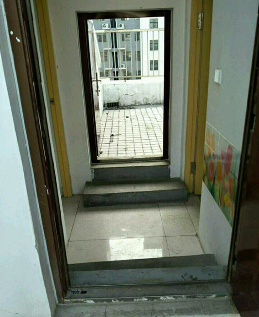 晒晒300元的出租房，卧室巴掌大，脸贴天花板，有谁住得比我差？