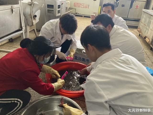 大光谷新鲜事 武汉两大学老师请学生吃50斤“小龙虾”  打造“最香课堂”