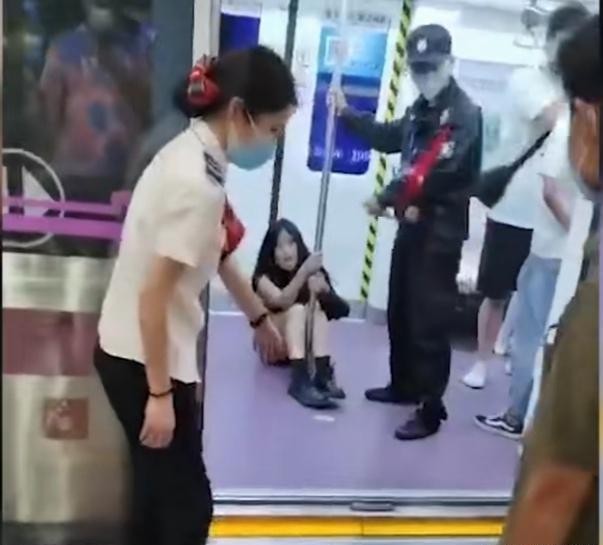 保安 西安地铁女乘客被拖离事件：保安应劝阻争吵双方，无强制带离权力