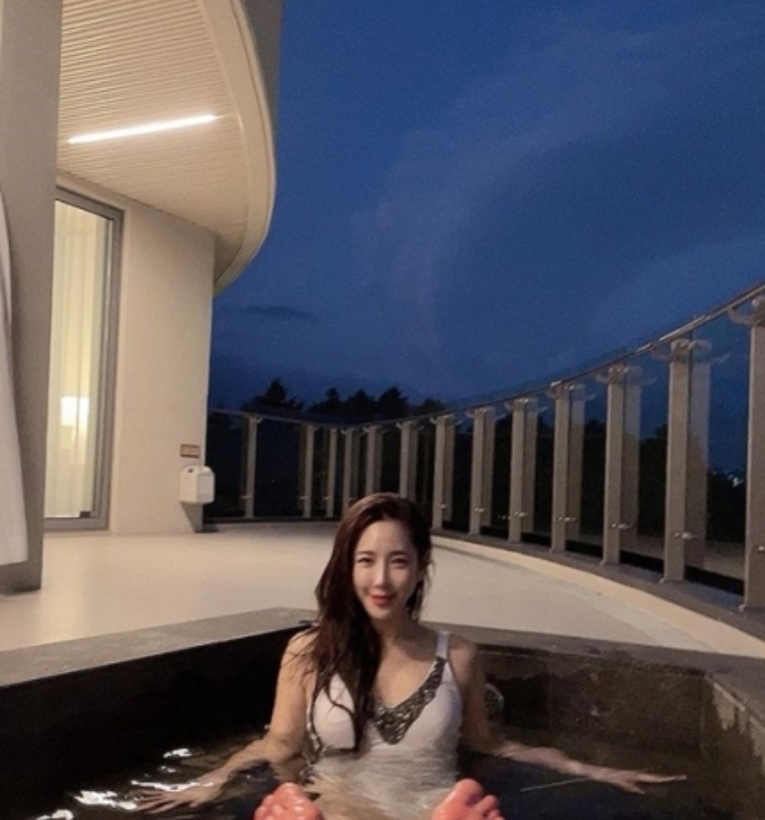 林心如|女团蔡恩静穿着无法隐藏的胸饰透视身材“这么红”