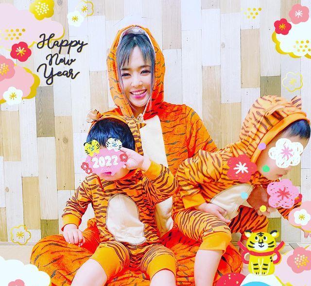 苍井空|38岁苍井空久违外出，带着2岁双胞胎，去看演唱会