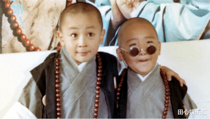 郝劭文|郝劭文的直播间很安静，只有他自己一个人，背景墙很寒酸