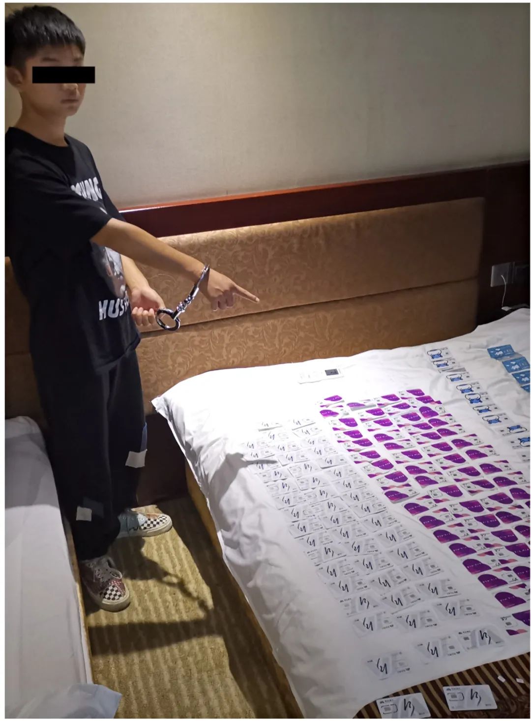 这伙人太坏了！警方连夜抓捕，一网打尽！